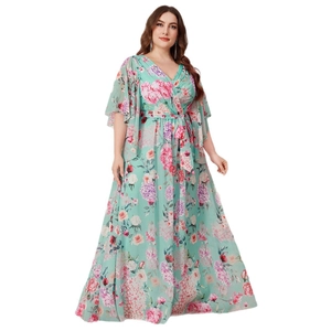 Robe longue en mousseline fleurie avec col en V et manches volantées en vert menthe