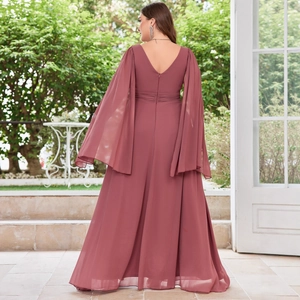 Elegante mauve lange avondjurk met cape-mouwen en een diepe V-hals op de rugzijde