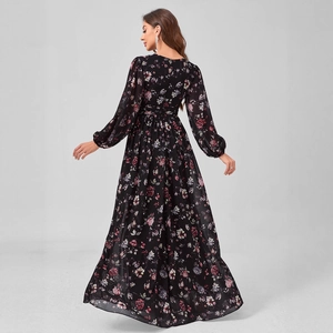 Élégante vue arrière d'une robe de soirée longue en mousseline à fleurs noires