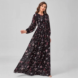 Robe longue élégante en mousseline fleurie à manches bouffantes et taille cintrée noire