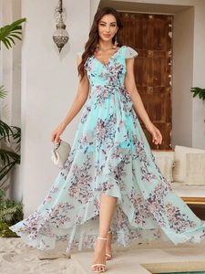 Dettaglio dell'abito in chiffon floreale azzurro con scollo a V, maniche a balze e orlo