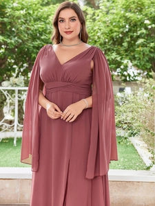 Detail van elegante oudroze chiffon jurk met diepe V-hals en gespleten cape mouwen