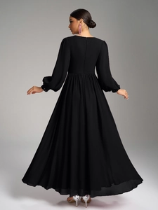Vue arrière d'une robe de soirée noire en mousseline avec taille plissée et manches bouffantes