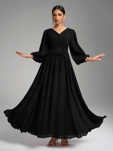 Détail de robe maxi plissée en mousseline à col en V avec ceinture à sequins et manches lanternes