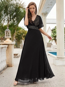 Détail de la robe de soirée noire élégante avec col en V, paillettes et manches volantées