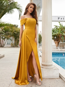 Gelbes Abendkleid aus Satin mit schulterfreiem Design und hohem Beinschlitz im Detail