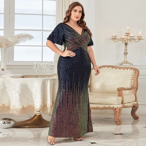 Détail de la robe de soirée grande taille avec col en V et paillettes scintillantes