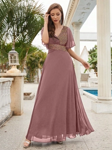 Détails de la robe de soirée mauve montrant les paillettes au col V et le tissu en mousseline
