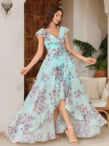 Dettaglio dell'abito maxi floreale azzurro con scollo a V e volant sulle spalle