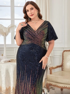 Détail d'une élégante robe de soirée à paillettes et col en V avec tissu bleu marine brillant