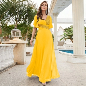 Détail de la robe de soirée jaune à col en V avec paillettes dorées et volants chic