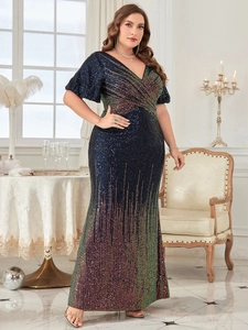 Détail de la robe de soirée à paillettes dégradées avec col en V et manches volantées
