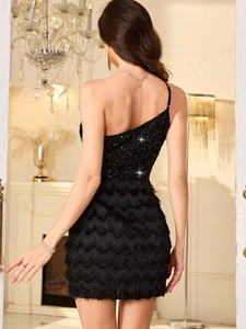 Vue de dos d'une élégante robe cocktail noire à paillettes et jupe à franges chic