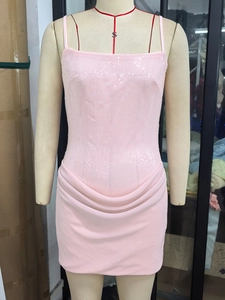 Robe moulante à paillettes roses pour femmes avec bretelles fines et détails en mousseline