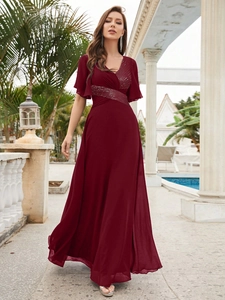 Robe de soirée élégante en mousseline bordeaux avec col en V et détails pailletés brillants