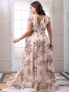Dettaglio di un vestito lungo a fiori con scollo a V sulla schiena e eleganti volant