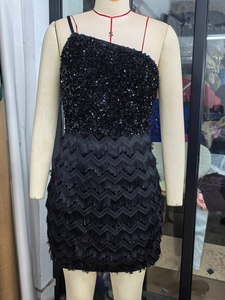 Robe mini noire sexy à une épaule avec paillettes et ourlet à franges sur mannequin