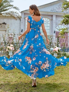 Dettaglio del vestito lungo floreale blu reale con maniche a volant ed elegante scollo a V