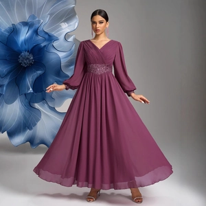 Robe longue violette élégante à col en V, manches lanternes plissées et taille à paillettes