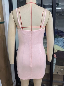 Détail de la mini-robe rose clair à paillettes avec fines bretelles et zip invisible