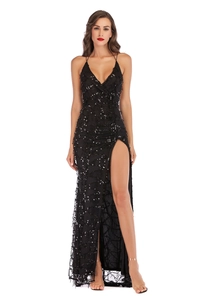 Détail de robe de soirée à paillettes noires avec col en V et fente haute