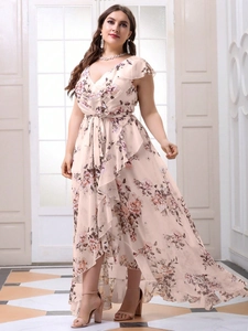 Dettaglio di un abito floreale taglie forti in chiffon con scollo a V e maniche a volant