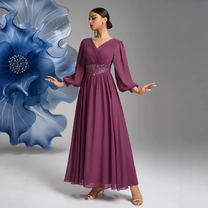 Robe de soirée prune à col en V avec buste plissé et détails de paillettes à la taille