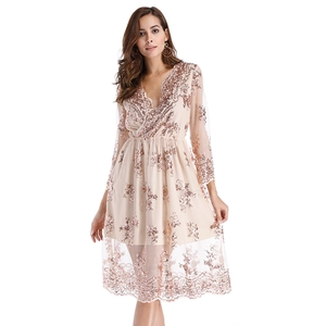Vue détaillée de la broderie à paillettes or rose et du tissu en maille transparente de robe