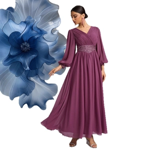 Robe de soirée élégante en mousseline violette avec col en V, plis et ceinture perlée