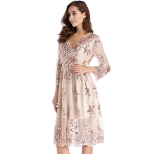 Gros plan sur robe en tulle champagne avec broderies pailletées or rose et décolleté en V chic
