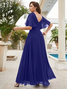 Détail d'une robe de soirée longue bleu roi avec col en V, manches volantées et dos nu