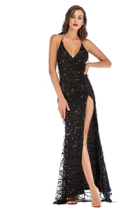 Détail de robe de soirée à paillettes noires avec texture mesh et fente haute