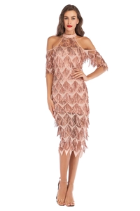 Détails d'une robe rose doré à paillettes et franges avec encolure licou et motifs géométriques