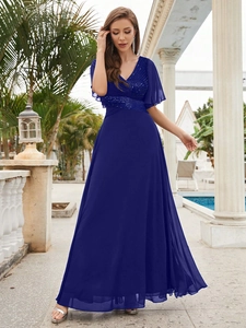 Détail de la robe de soirée bleu marine avec paillettes scintillantes et col en V