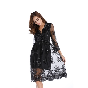 Robe élégante en maille à paillettes noires avec col en V et broderies florales