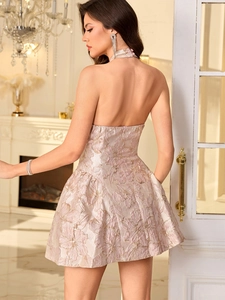 Robe courte de soirée élégante en jacquard floral rose champagne avec dos nu et licou