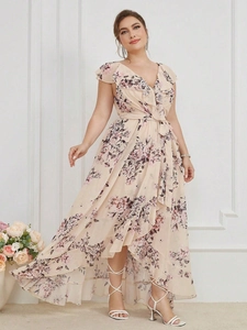Dettaglio dell'abito da sera in chiffon a fiori con maniche a volant e orlo asimmetrico
