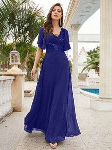 Détail de robe de soirée bleu marine élégante avec col en V, sequins et manches à volants