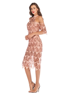 Vue latérale détaillée des paillettes or rose et des franges sur la robe de soirée