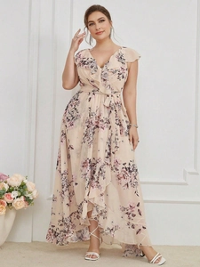 Dettaglio dell'abito in chiffon floreale con scollo a V e orlo asimmetrico a balze