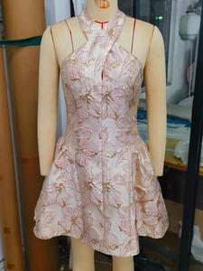 Robe courte dos nu en jacquard fleuri rose et doré avec encolure croisée sur mannequin