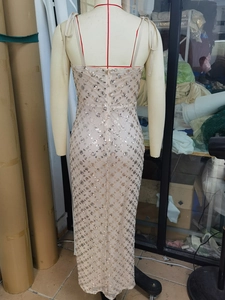 Dettaglio del retro con paillettes e cerniera invisibile su un abito da sera lungo