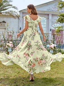 Dettaglio retro di un abito lungo giallo a fiori con scollo a V e balze eleganti