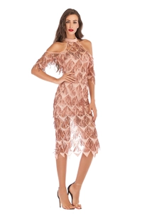 Détail d'une robe rose dorée à sequins et franges avec licou et maille diamantée