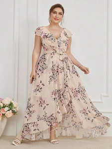 Dettaglio del vestito in chiffon floreale con scollo a V a balze e cintura annodata