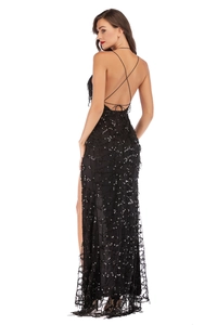 Détail des bretelles croisées au dos et paillettes noires sur une robe de soirée