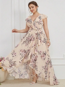 Dettaglio dell'abito floreale con scollo a V, volant e cintura in vita elegante