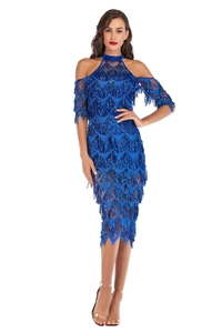 Détail de robe de soirée bleu roi à paillettes avec franges et texture losange