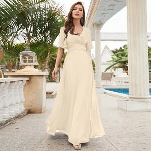 Détail d'une robe de soirée élégante à col en V avec broderie pailletée et manches papillon