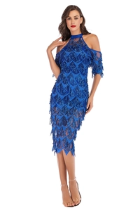 Détail des paillettes bleu roi à franges et de l'encolure épaules dénudées de la robe